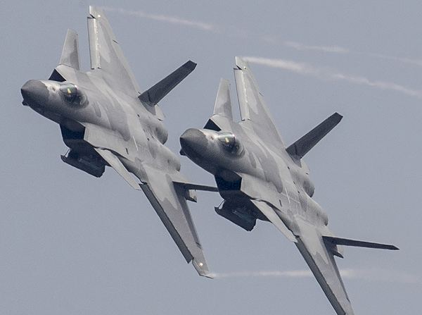 軍事震撼，20架轟炸機(jī)傾瀉240枚導(dǎo)彈的力量展示，軍事震撼，20架轟炸機(jī)傾瀉導(dǎo)彈力量展示日