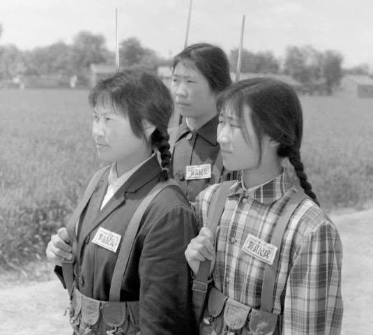 中國(guó)女兵老照片，歷史中的巾幗英雄形象展現(xiàn)，中國(guó)女兵老照片，歷史巾幗英雄形象展