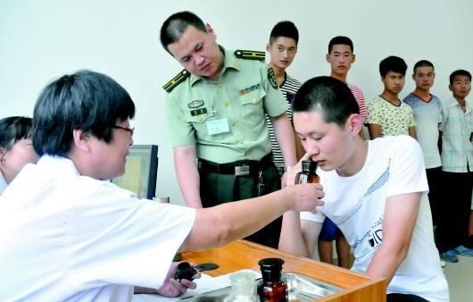 男兵體檢的尷尬圖，理解與尊重的重要性，男兵體檢中的尊重與理解的必要性，尷尬瞬間的思考
