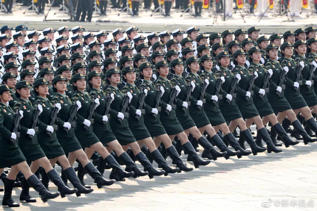 國慶閱兵女兵方隊(duì)視頻，展現(xiàn)新時(shí)代巾幗英雄風(fēng)采，國慶閱兵女兵方隊(duì)視頻，展現(xiàn)新時(shí)代巾幗英雄風(fēng)采閃耀閱兵場