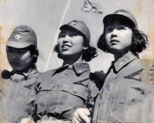 中國女兵敬禮圖片，展現(xiàn)力量與榮耀的象征，中國女兵敬禮，力量與榮耀的展現(xiàn)