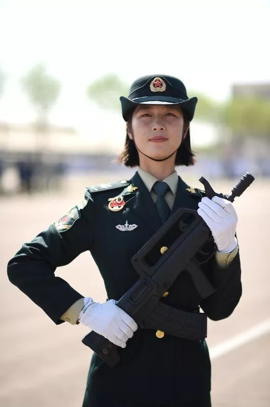 國慶閱兵最美女兵，榮光背后的堅(jiān)韌與毅力
